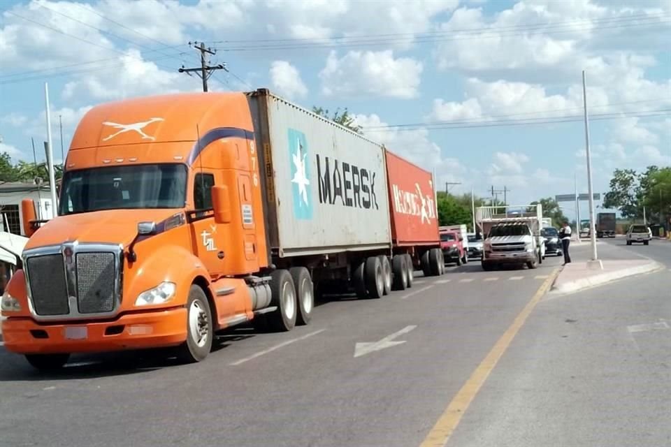 Miembros de las autodefensas de Hidalgo, Tamaulipas, bloquean de nuevo la carretera Victoria-Monterrey, a la altura del kilómetro 72.