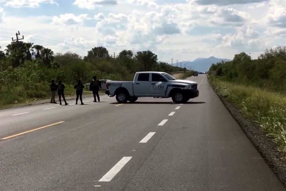 Miembros de las autodefensas de Hidalgo, Tamaulipas, bloquean de nuevo la carretera Victoria-Monterrey, a la altura del kilómetro 72.