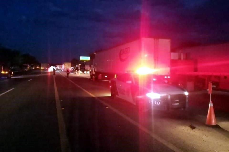 La circulación de la carretera Victoria-Monterrey fue reabierta tras cinco horas de bloqueo por parte de la columna 'Gral. Pedro J. Méndez'.