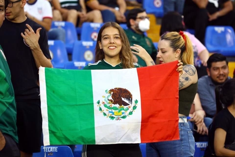 La afición mexicana acudió al Estadio Universitario en espera de una proeza del Tri Femenil.