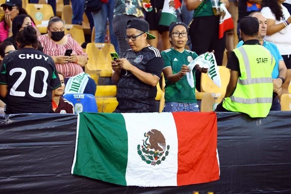 La afición mexicana acudió al Estadio Universitario en espera de una proeza del Tri Femenil.