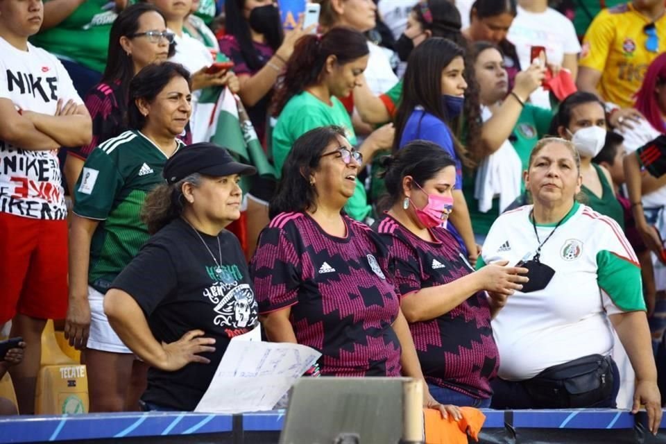 La afición mexicana acudió al Estadio Universitario en espera de una proeza del Tri Femenil.