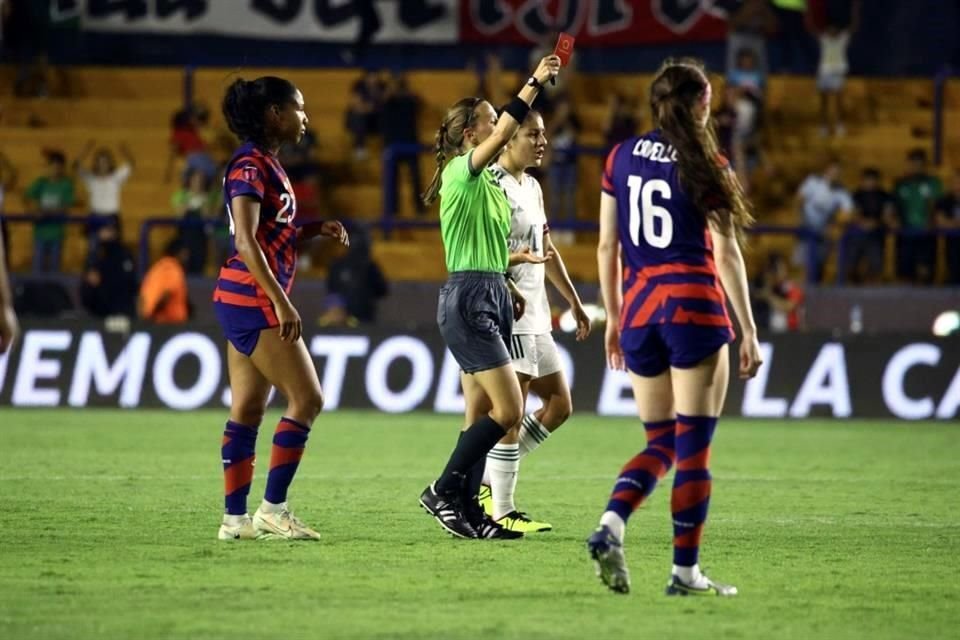 Lizbeth Ovalle dejó a México con 10 jugadoras en la cancha.