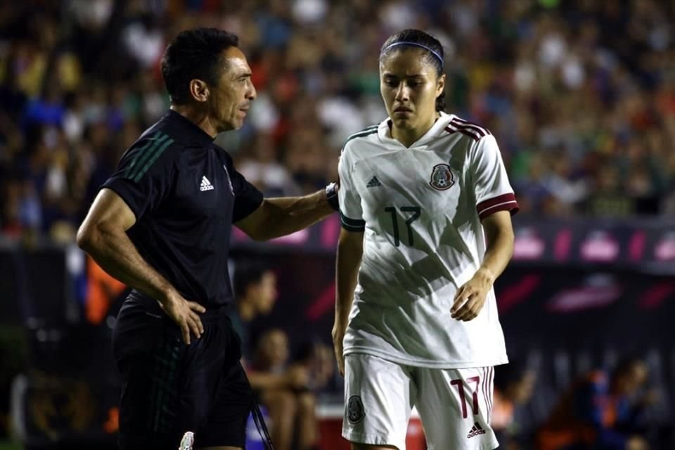 Lizbeth Ovalle dejó a México con 10 jugadoras en la cancha.