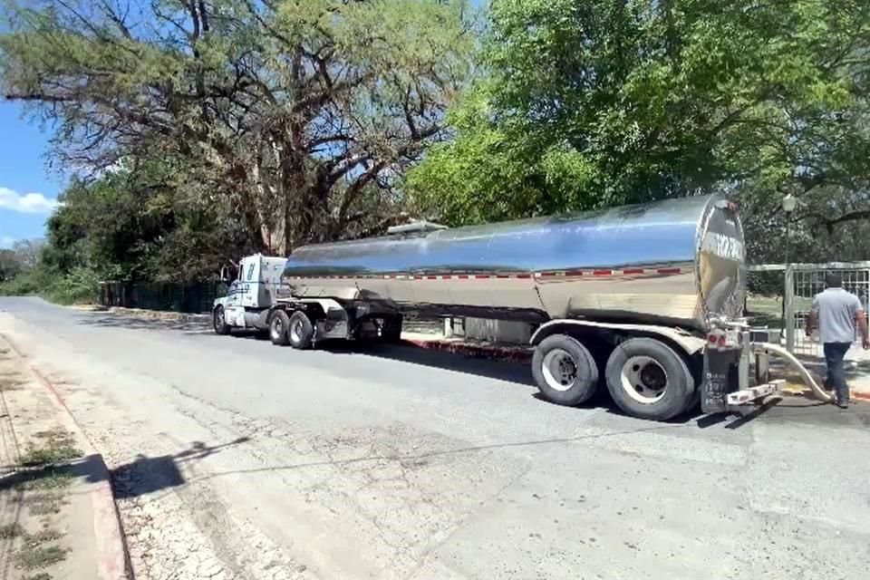 Tres pipas de agua utilizadas diariamente para hidratar el terreno donde está el 'Sabino Gordo'.