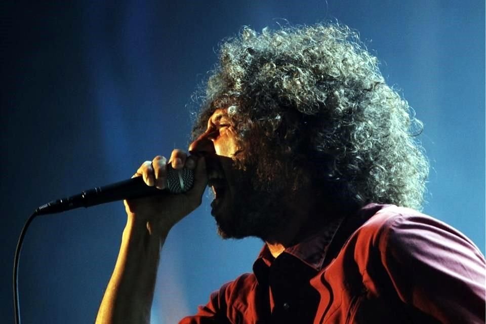 Zack de la Rocha, cantante de la agrupación Rage Against The Machine, se lastimó la pierna durante su concierto en Chicago.