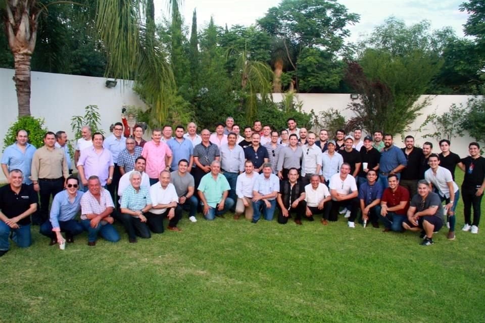 Jorge Treviño Blanco con un grupo de amigos