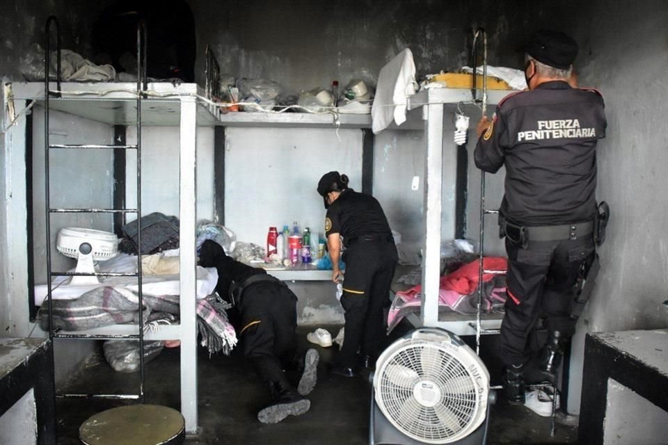 En un operativo dentro del Penal de Apodaca 1, elementos de la Secretaría de Seguridad Pública estatal decomisaron armas punzocortantes, droga, celulares y artículos prohibidos para los reclusos.