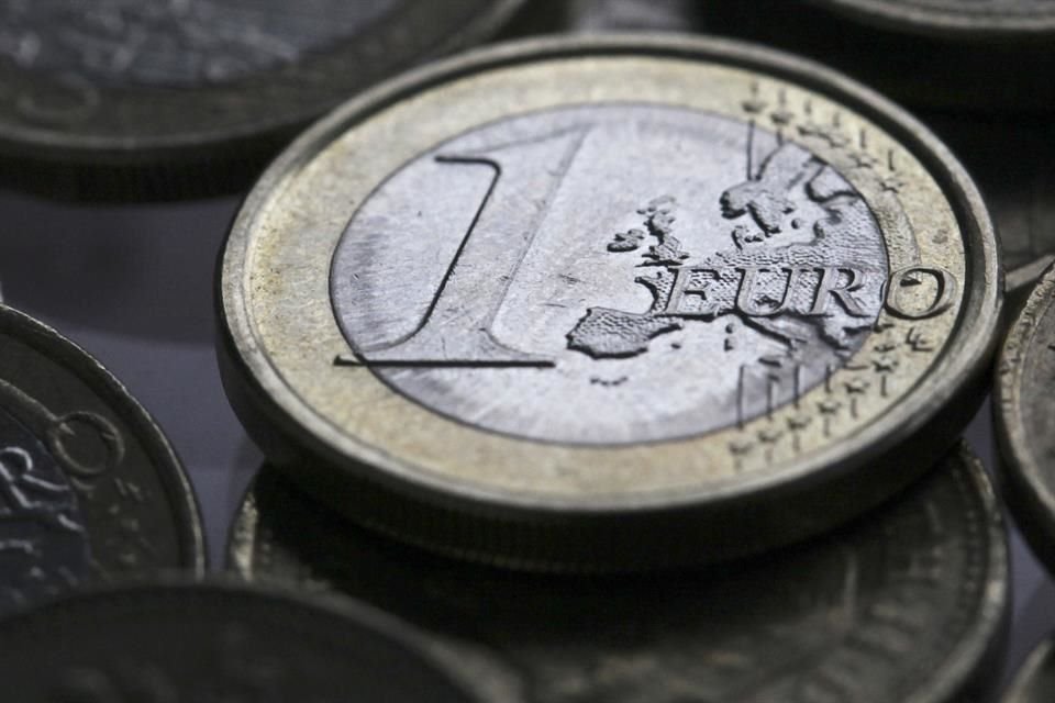 El euro cayó por debajo del dólar por primera vez desde finales de 2002. 