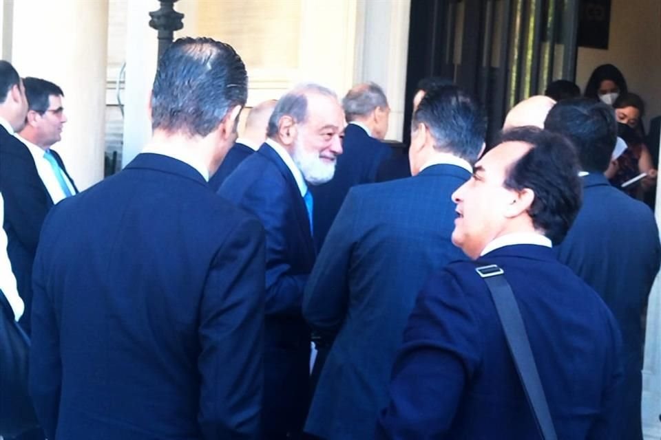 Carlos Slim Helú es uno de los asistentes a la reunión.