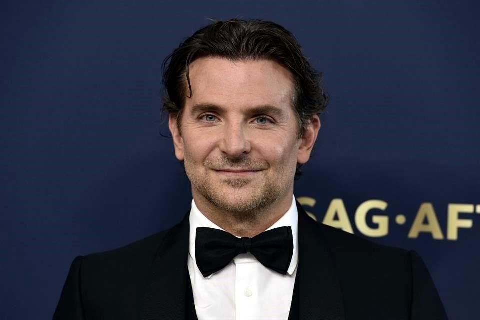 Bradley Cooper y la asesora de Hillary Clinton, Huma Abedin, formalizaron una relación tras ser presentados por Anna Wintour.