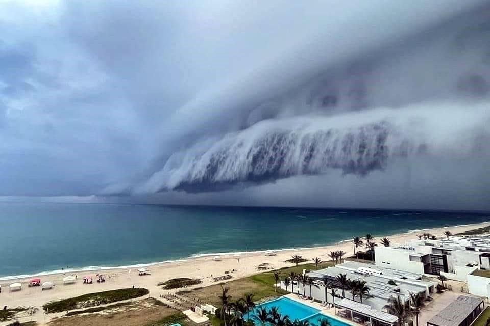 La imagen en el cielo se asemejaba a una inmensa ola en la playa.