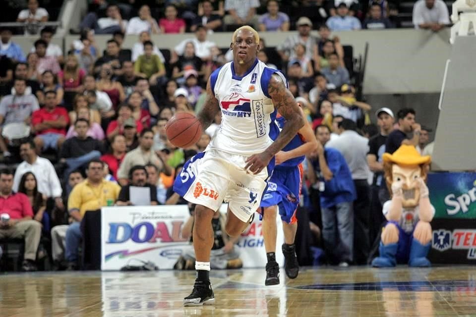 Dennis Rodman en un partido de Fuerza Regia ante Correcaminos en la Arena Monterrey, en el 2004.