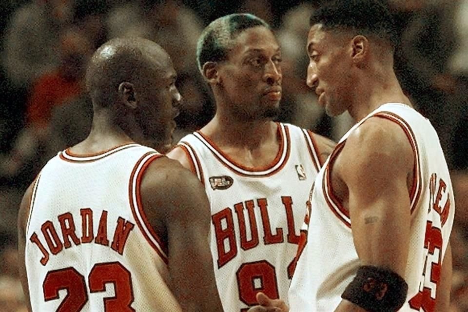 Rodman (centro)ganó cinco títulos de la NBA, dos con Detroit y tres con Chicago, en donde hizo una tercia de ensueño junto a Michael Jordan y Scottie Pipen.