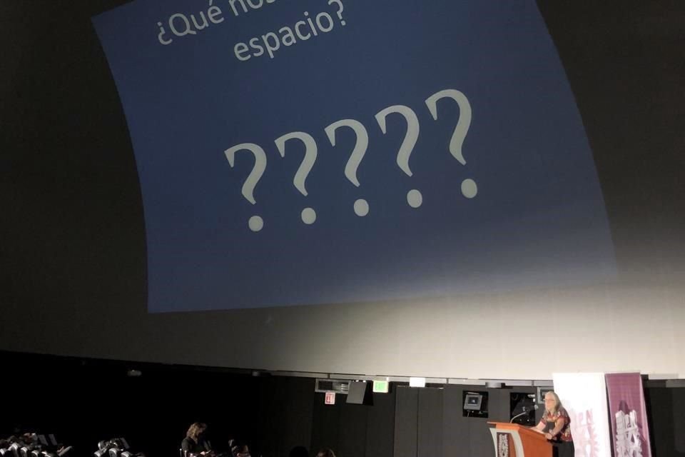 La astrónoma Julieta Fierro ofreció una conferencia magistral en la apertura del Planetario sobre los recientes hallazgos del Telescopio James Webb.