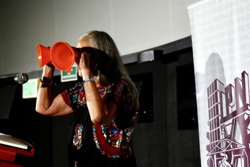 Con su espíritu lúdico, la científica Julieta Fierro se valió hasta de embudos durante su conferencia magistral.