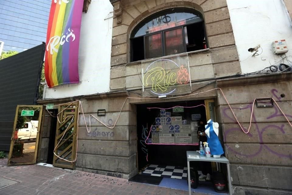 Cuatro jóvenes acusaron agresiones afuera de un antro LGBT+ de la Zona Rosa; señalan que agresores fueron protegidos por dicho comercio.