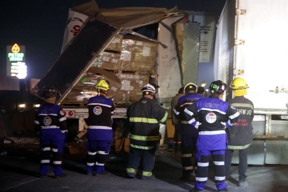 Accidente entre 2 tráileres y camioneta, en el que murieron 2 mujeres y un menor, tiene paralizado el Libramiento Noroeste rumbo a Apodaca.