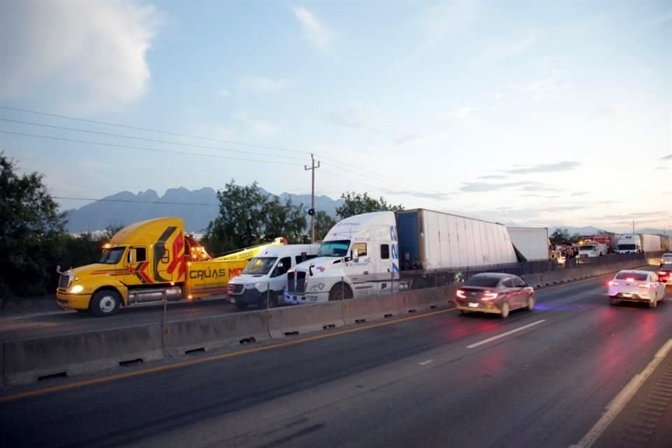 Accidente entre 2 tráileres y camioneta, en el que murieron 2 mujeres y un menor, tiene paralizado el Libramiento Noroeste rumbo a Apodaca.