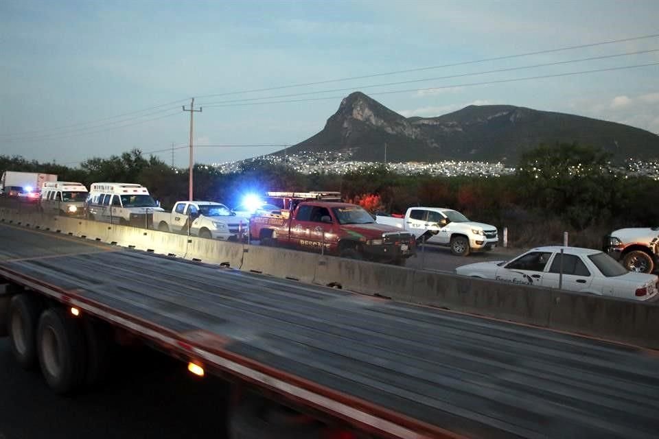 Accidente entre 2 tráileres y camioneta, en el que murieron 2 mujeres y un menor, tiene paralizado el Libramiento Noroeste rumbo a Apodaca.