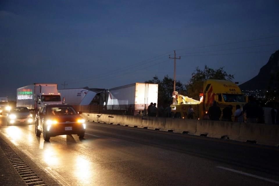 Accidente entre 2 tráileres y camioneta, en el que murieron 2 mujeres y un menor, tiene paralizado el Libramiento Noroeste rumbo a Apodaca.
