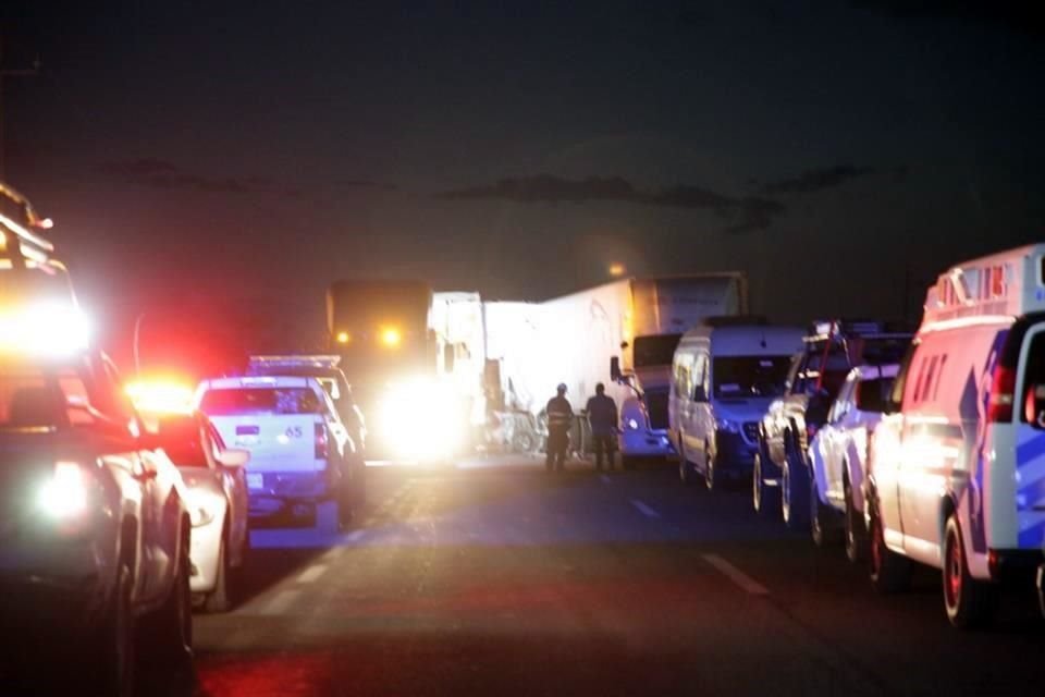 Accidente entre 2 tráileres y camioneta, en el que murieron 2 mujeres y un menor, tiene paralizado el Libramiento Noroeste rumbo a Apodaca.