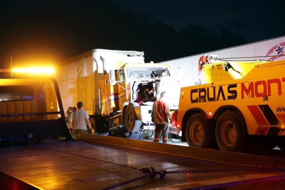 Accidente entre 2 tráileres y camioneta, en el que murieron 2 mujeres y un menor, tiene paralizado el Libramiento Noroeste rumbo a Apodaca.