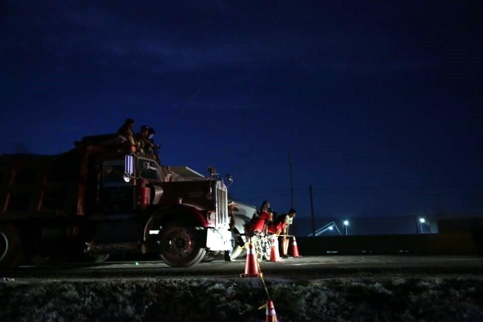 Accidente entre 2 tráileres y camioneta, en el que murieron 2 mujeres y un menor, tiene paralizado el Libramiento Noroeste rumbo a Apodaca.