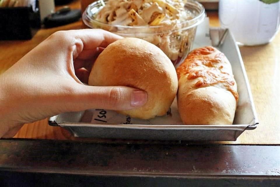 La autora es abogada especialista en Denominaciones de Origen, sus viajes por México la llevaron a enamorarse de la panadería. Apasionada de los procesos artesanales, hoy hornea en Casa Mila.