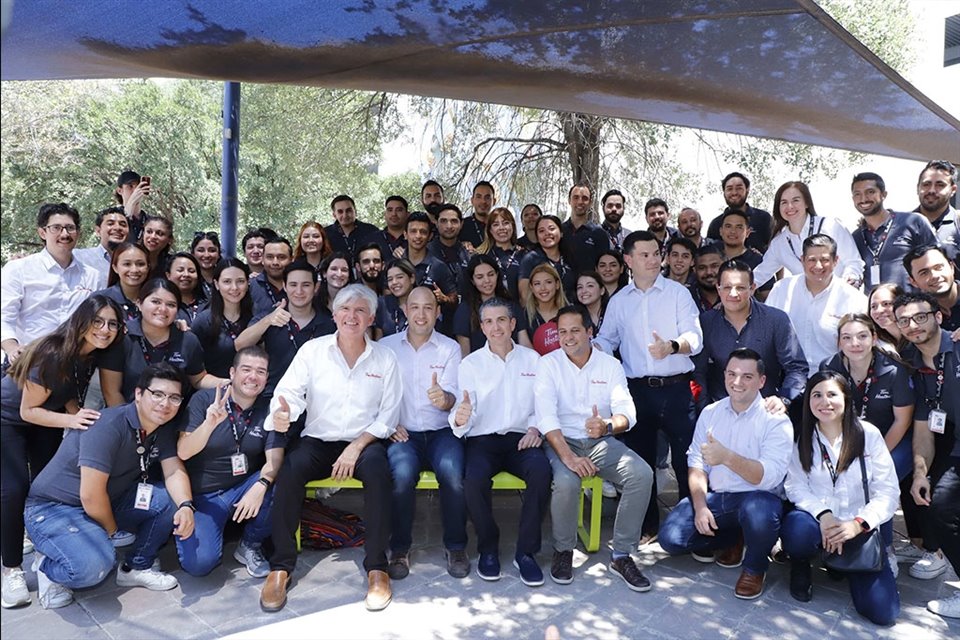 Los directivos nacionales e internacionales de Tim Hortons posaron con el grupo de colaboradores que presenciaron el acto.
