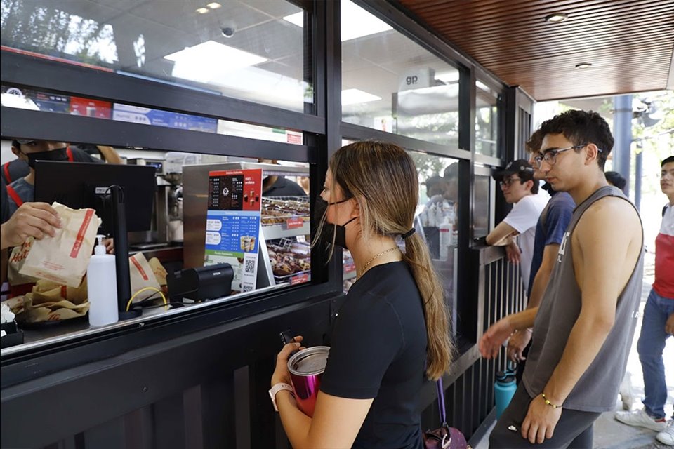 Decenas de estudiantes llegaron a la tienda para conocerla y disfrutar de manera gratuita de los productos en su inauguración.