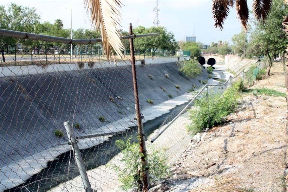Una parte de la malla está a punto de caer al Arroyo el Topo Chico.