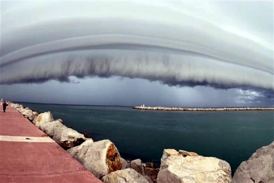 La formación de la 'nube arcus' sorprendió de nuevo a turistas y habitantes del sur de Tamaulipas.
