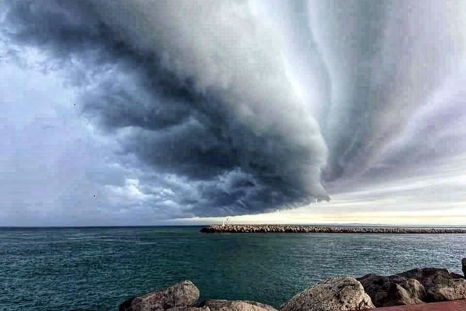 La meganube que se formó ayer en el cielo de Playa Miramar se volvió a presentar hoy.