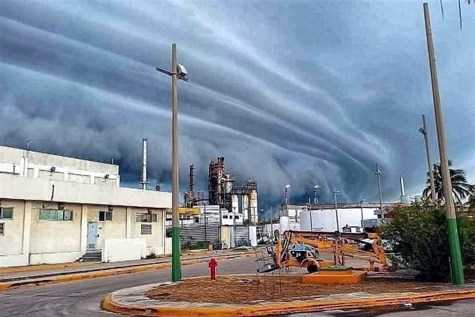 Testigos nuevamente publicaron fotografías de la también conocida como 'nube estante', que se formó al norte de Miramar.