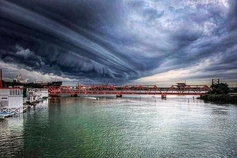 Testigos nuevamente publicaron fotografías de la también conocida como 'nube estante', que se formó al norte de Miramar.