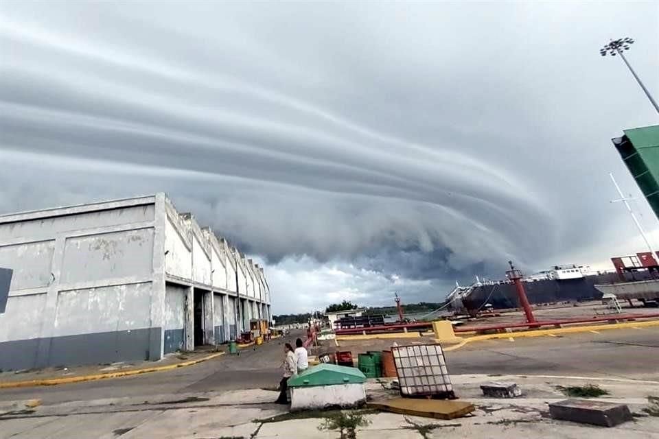 Testigos nuevamente publicaron fotografías de la también conocida como 'nube estante', que se formó al norte de Miramar.