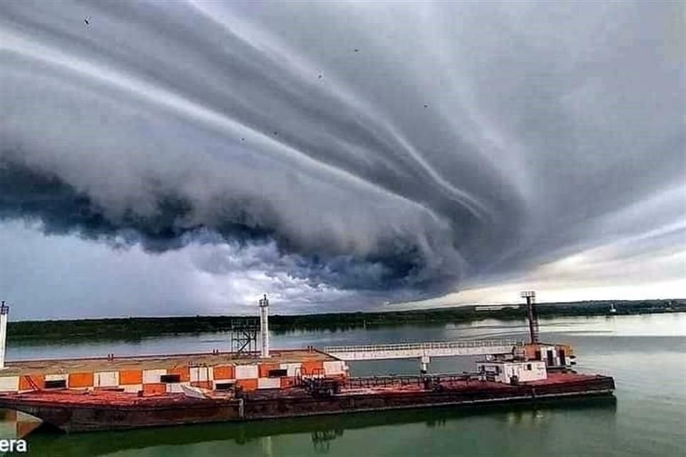Testigos nuevamente publicaron fotografías de la también conocida como 'nube estante', que se formó al norte de Miramar.