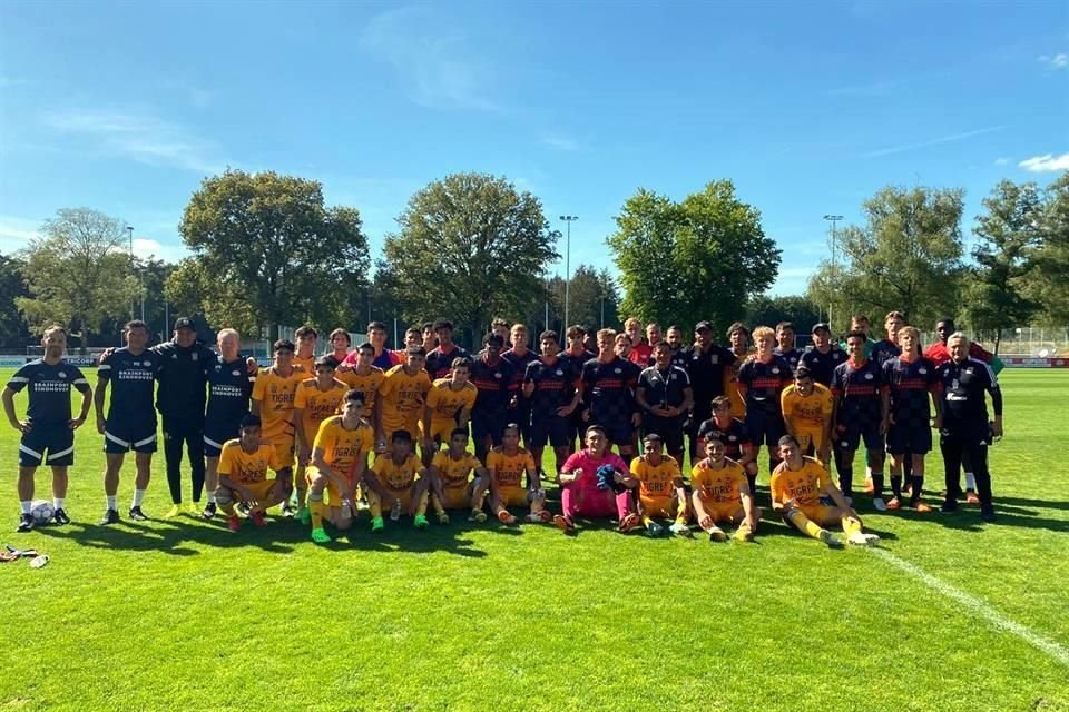 Los jugadores mexicanos y del PSV juvenil posaron juntos para la foto del recuerdo.