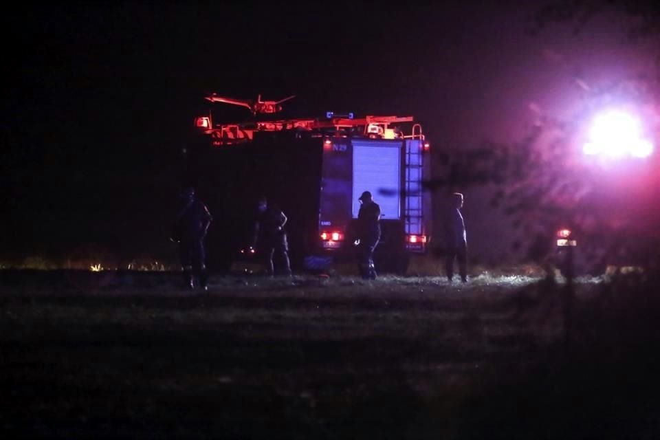 Bomberos cerca del lugar donde se estrelló un avión, a pocas millas de la ciudad de Kavala, en el norte de Grecia.