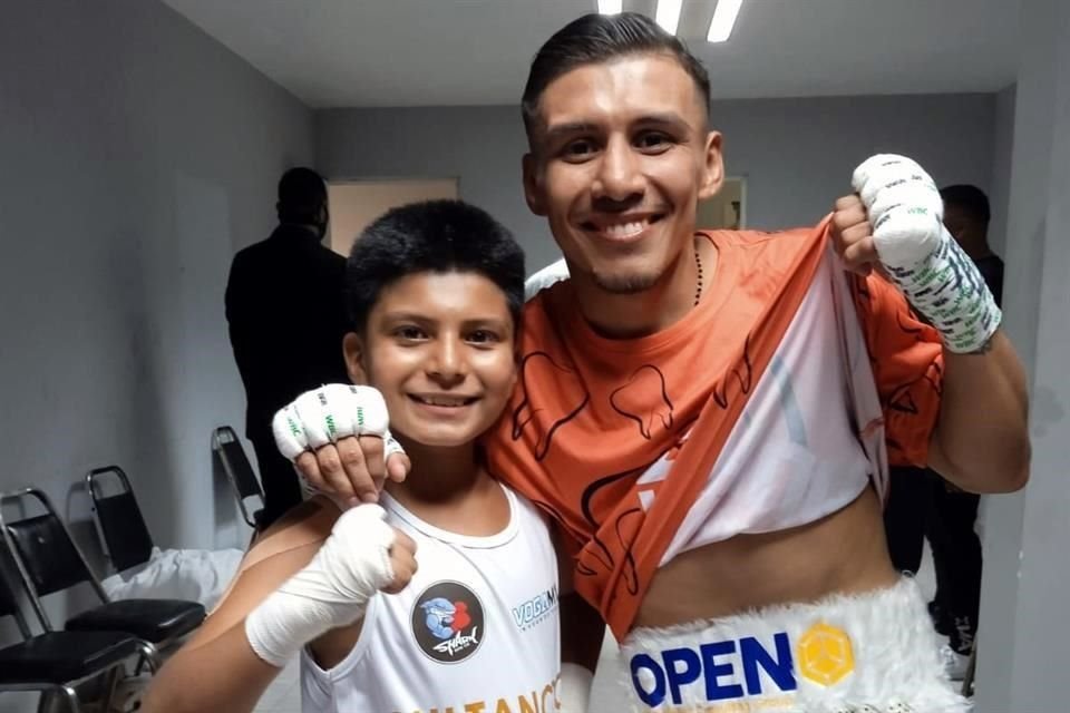 'Chihuas' Rodríguez festejó junto a su hijo en el vestidor haber ganado el combate.