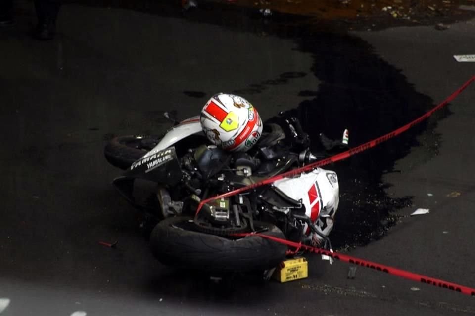 El conductor de la moto circulaba a exceso de velocidad sobre Periférico Sur e impactó a otro vehículo a la altura de Barranca del Muerto.
