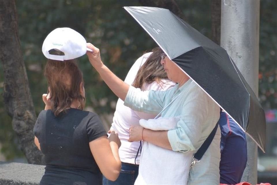 Calambres, quemaduras y sarpullido son algunos de los daños que puede ocasionar el calor en el cuerpo humano, según instituciones de salud.