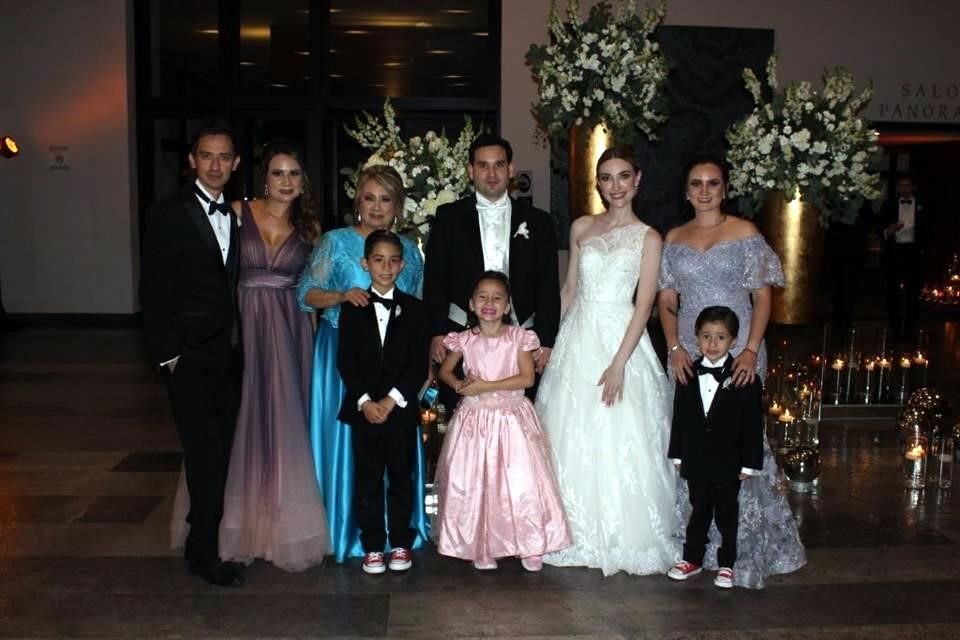 Los novios con sus familias