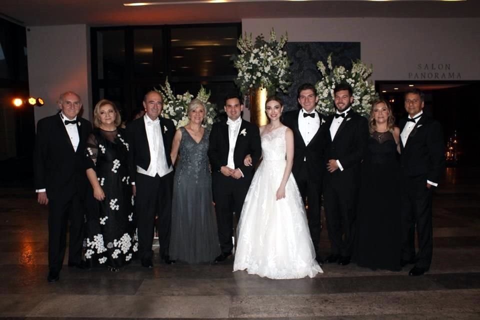 FAMILIA DE LA NOVIA Ángel Lauret, Beatriz Fernández de Lauret, Marcelo Fernández, Adriana Bustamante de Fernández, Alejandro Villarreal, Lucía Teresa Fernández, Augusto Fernández, Laureano Sclarandis,