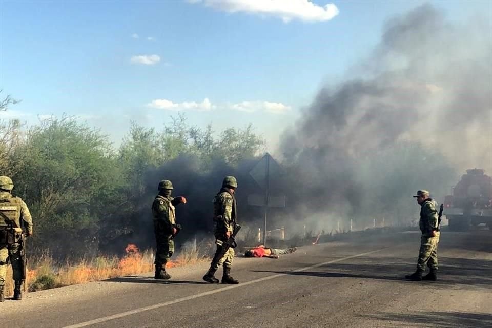 Tras haber salido de la carretera, la camioneta donde viajaban los extranjeros se incendio, lo que alertó a las autoridades en la zona.