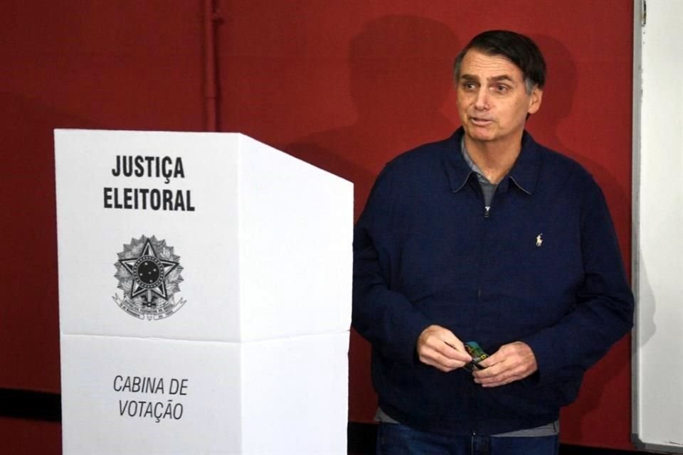 El presidente Jair Bolsonaro volvió a cuestionar el sistema electoral brasileño a menos de tres meses de las elecciones presidenciales que todas las encuestas auguran que perderá.