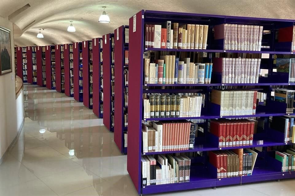Está compuesto por 14 mil 918 libros, 11 mil 217 publicaciones, 69 obras de arte, entre otros materiales.