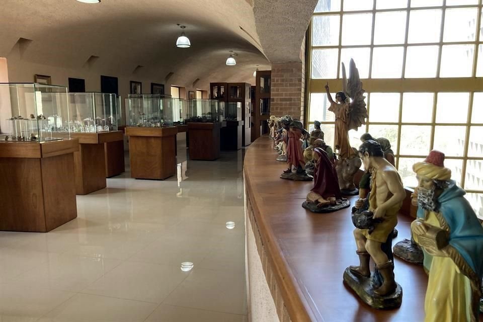 La Sala Dr. Aureliano Tapia Méndez está abierta al público de lunes a viernes de 8:00 a 15:00 horas.