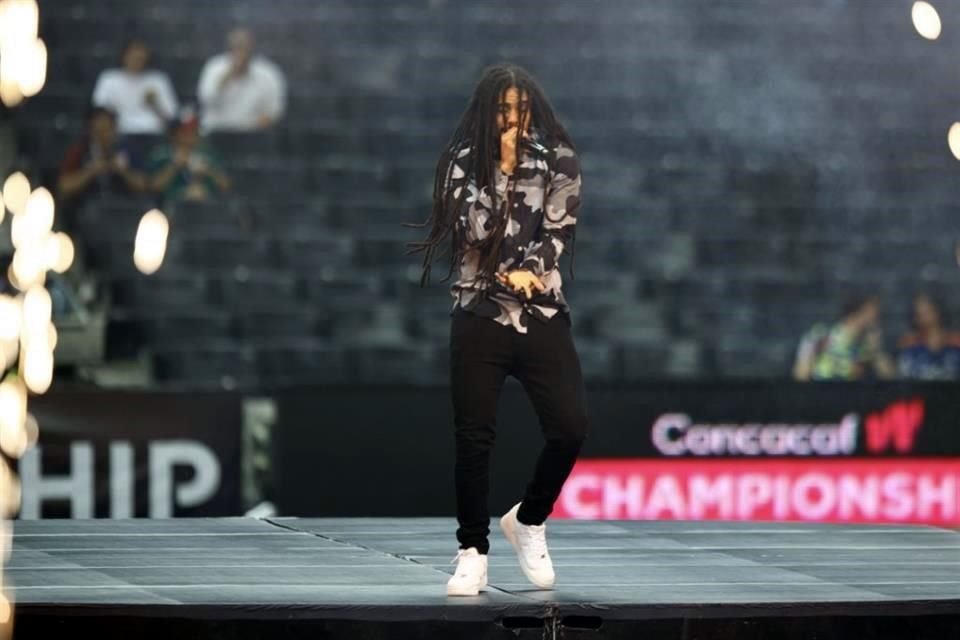 Skip Marley, cantante jamaicano, nieto de Bob Marley, amenizó previamente la Final.